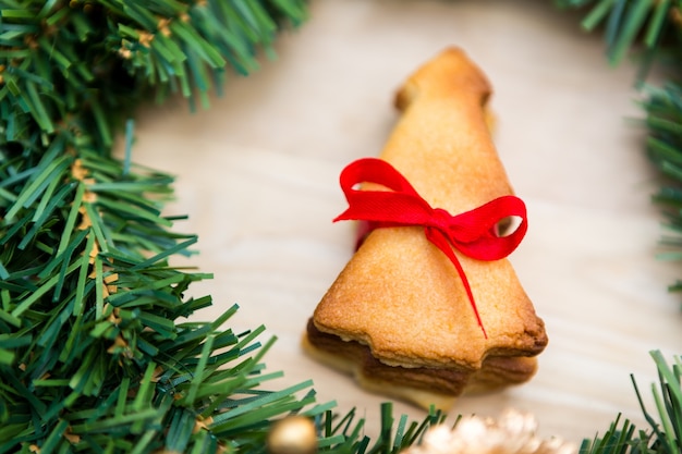 Grinalda do natal com biscoitos sobre o fundo de madeira