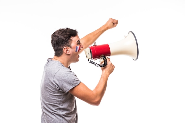 Grite no megafone, fã de futebol da França, no jogo de apoio da seleção francesa em fundo branco. Conceito de fãs de futebol.