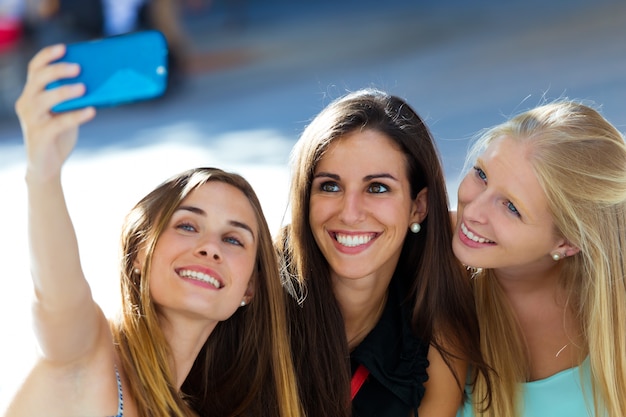 Grupo, amigos, taking, selfie, rua