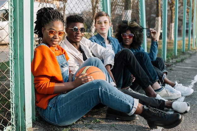 Foto grátis grupo de adolescentes felizes posando ao ar livre