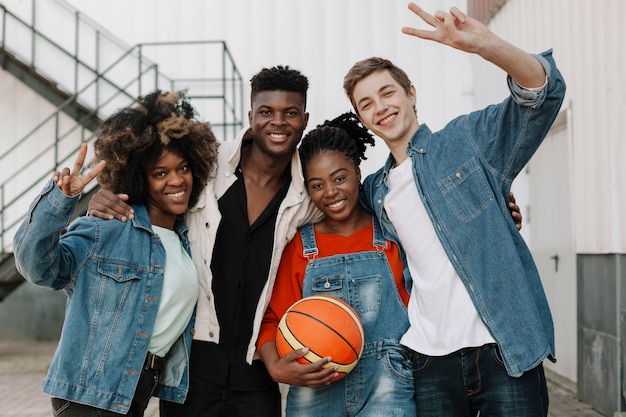 Grupo de adolescentes felizes posando juntos