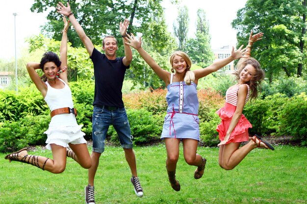 Grupo de adolescentes meninos e meninas