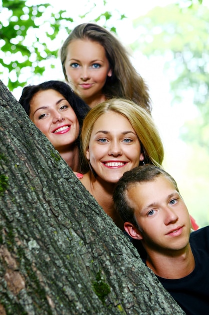 Grupo de adolescentes meninos e meninas