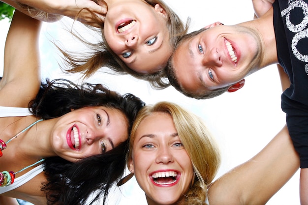 Grupo de adolescentes meninos e meninas