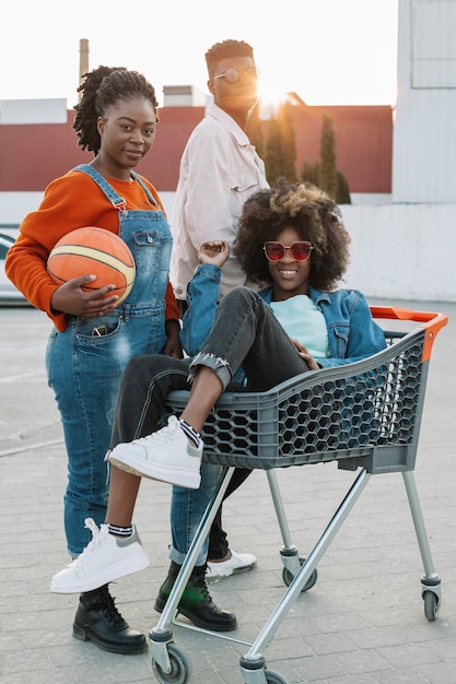 Foto grátis grupo de adolescentes posando ao ar livre