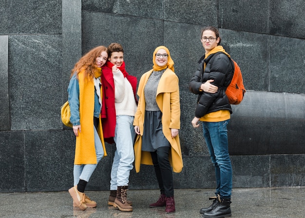 Foto grátis grupo de adolescentes posando juntos