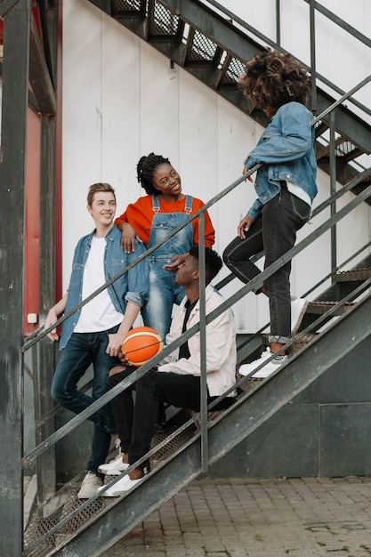 Grupo de adolescentes saindo juntos