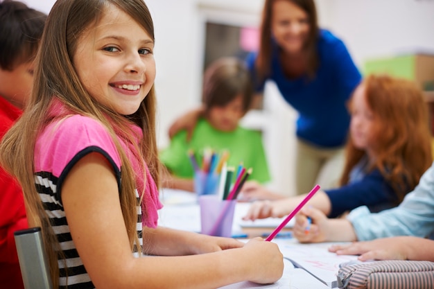 Foto grátis grupo de alunos durante a aula