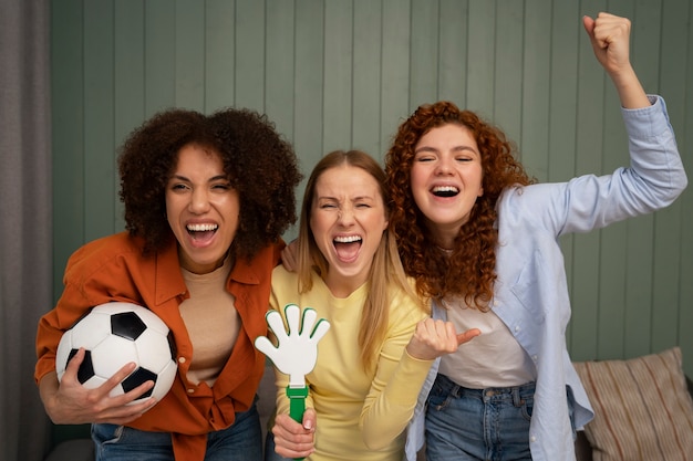 Foto grátis grupo de amigas em casa assistindo esportes juntas