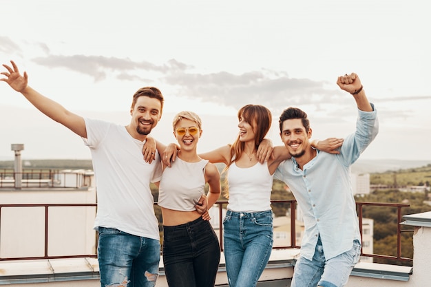 Grupo de amigos a desfrutar ao ar livre no telhado