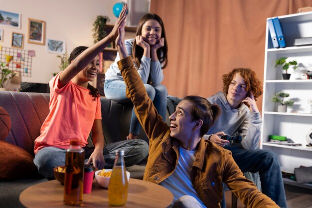 Grupo de amigos adolescentes jogando juntos em casa