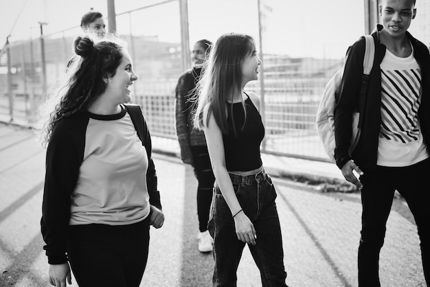 Foto grátis grupo de amigos adolescentes saindo