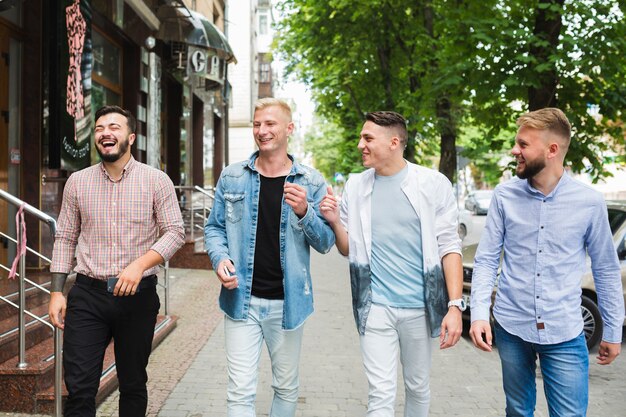 Grupo de amigos andando na rua da cidade