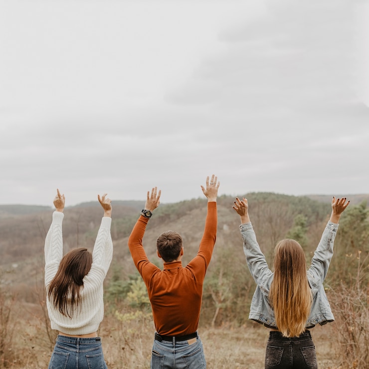 Foto grátis grupo de amigos, apreciando a vista da natureza