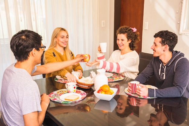 Grupo de amigos, aproveitando o café da manhã juntos