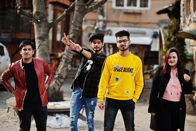 Grupo de amigos asiáticos posou juntos na rua ao ar livre