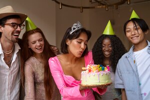 Grupo de amigos com bolo em uma festa de aniversário surpresa