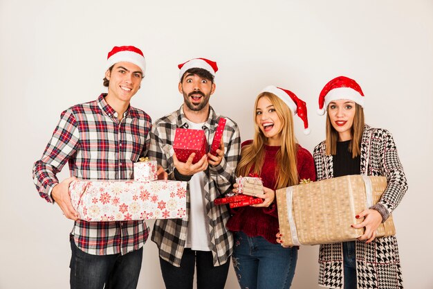 Grupo de amigos com presentes