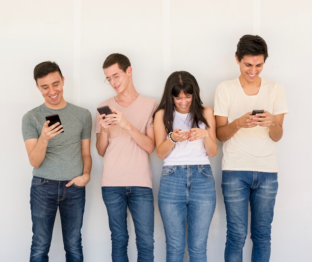 Grupo de amigos com telefones celulares