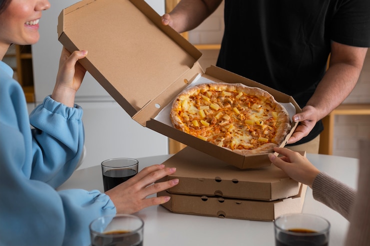 Foto grátis grupo de amigos comendo pizza juntos em casa