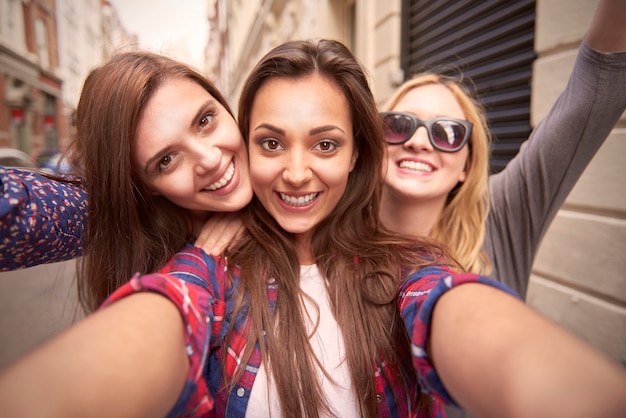 Foto grátis grupo de amigos curtindo na rua