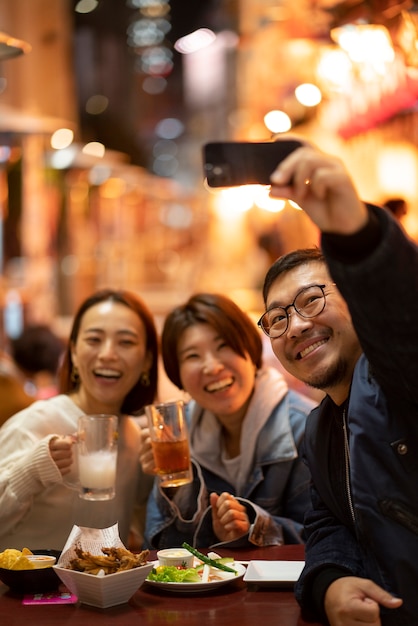 Foto grátis grupo de amigos de meia-idade se divertindo à noite