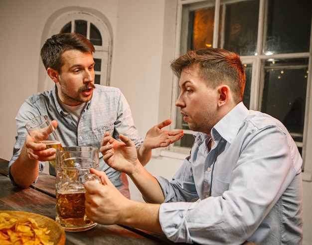 Foto grátis grupo de amigos, desfrutando de bebidas à noite com cerveja