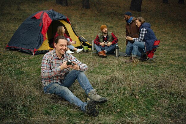 Grupo de amigos em um acampamento ou caminhada em um dia de outono