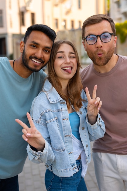 Foto grátis grupo de amigos fazendo caretas engraçadas