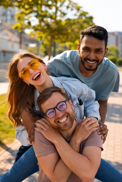 Grupo de amigos fazendo caretas engraçadas