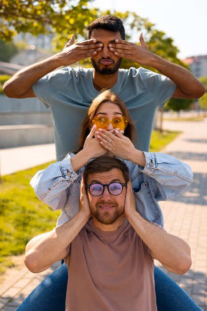 Grupo de amigos fazendo caretas engraçadas