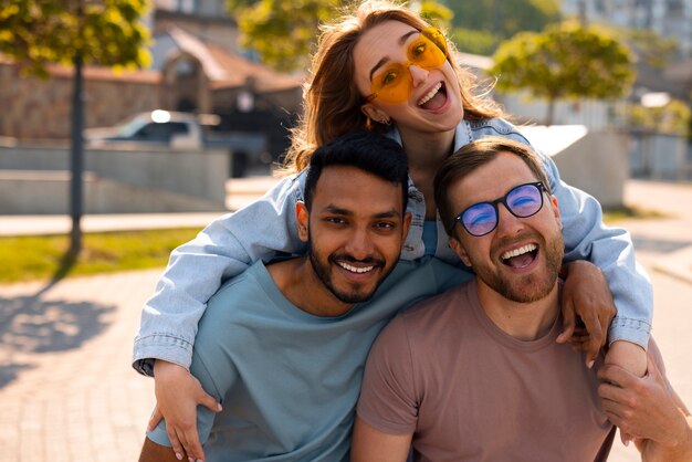 Grupo de amigos fazendo caretas engraçadas