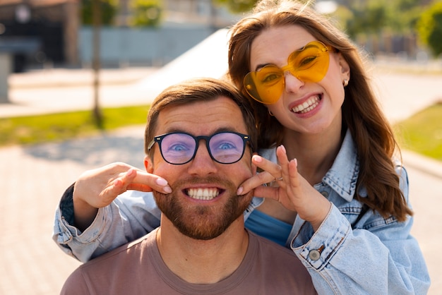 Foto grátis grupo de amigos fazendo caretas engraçadas