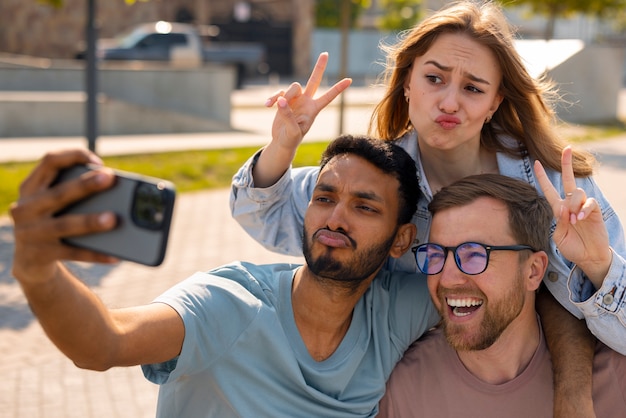 Grupo de amigos fazendo caretas engraçadas