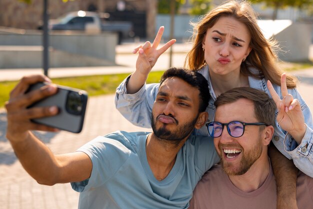 Grupo de amigos fazendo caretas engraçadas