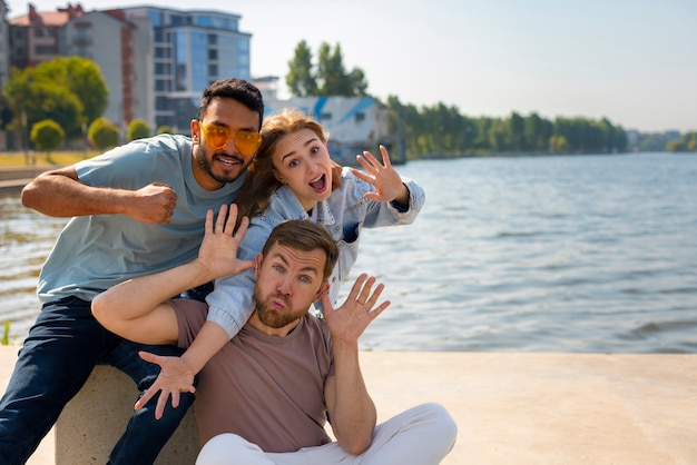 Grupo de amigos fazendo caretas engraçadas