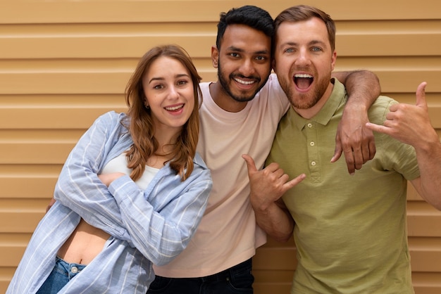 Foto grátis grupo de amigos fazendo caretas