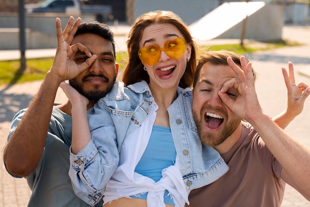 Foto grátis grupo de amigos fazendo caretas