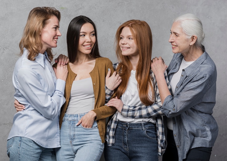 Foto grátis grupo de amigos felizes juntos