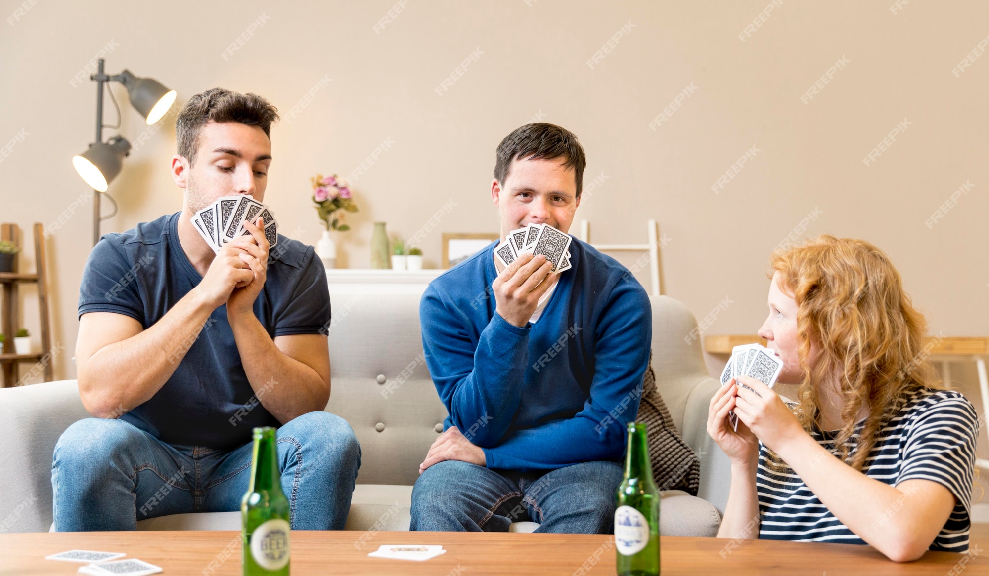 Amigos Homens Felizes Jogando Cartas Em Casa à Noite Foto de Stock