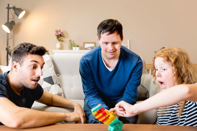 Grupo de amigos jogando jogos