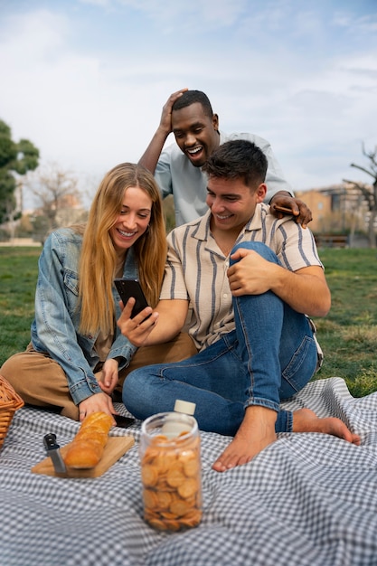 Foto grátis grupo de amigos lendo mensagens de celular