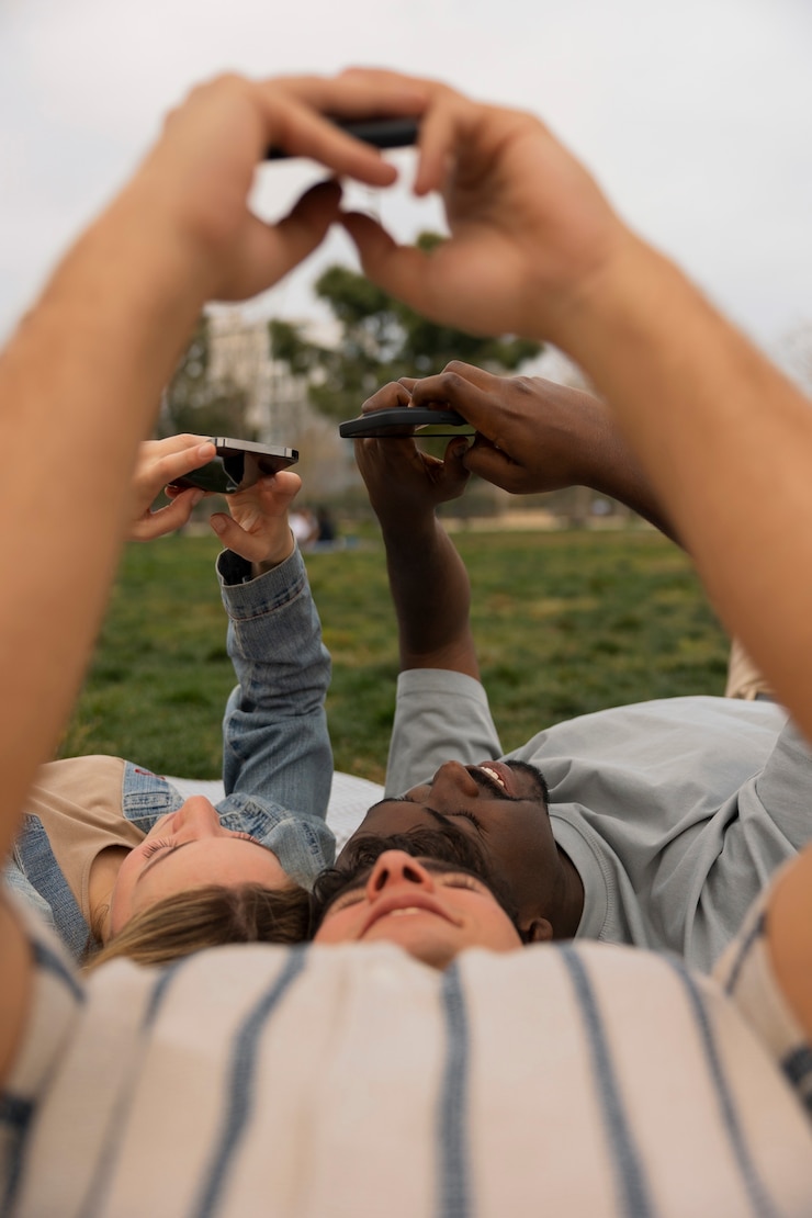 Foto grátis grupo de amigos lendo mensagens de celular