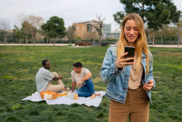 Grupo de amigos lendo mensagens de celular