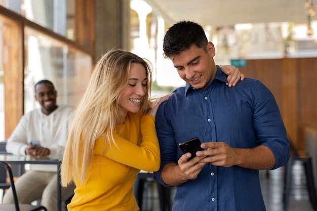 Foto grátis grupo de amigos lendo mensagens de celular