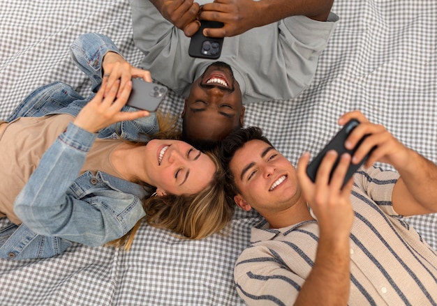 Foto grátis grupo de amigos lendo mensagens de celular