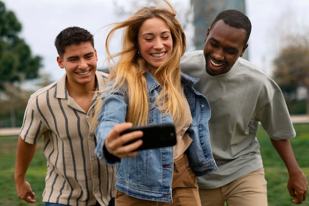 Grupo de amigos lendo mensagens de celular