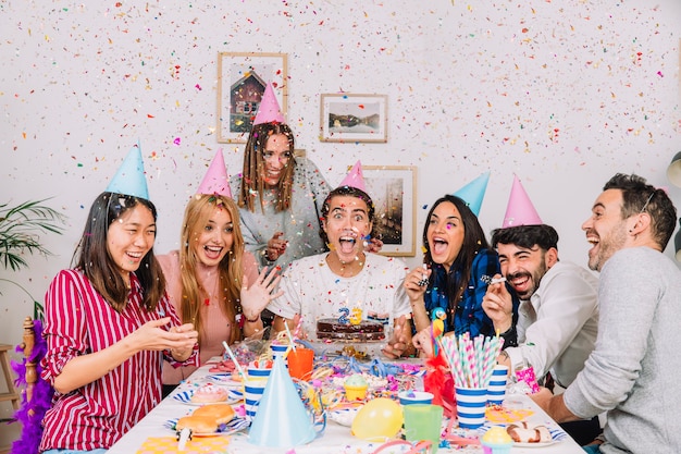 Foto grátis grupo de amigos na festa de aniversário