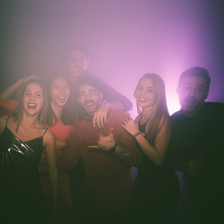 Foto grátis grupo de amigos no clube