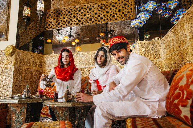 Grupo de amigos no restaurante árabe